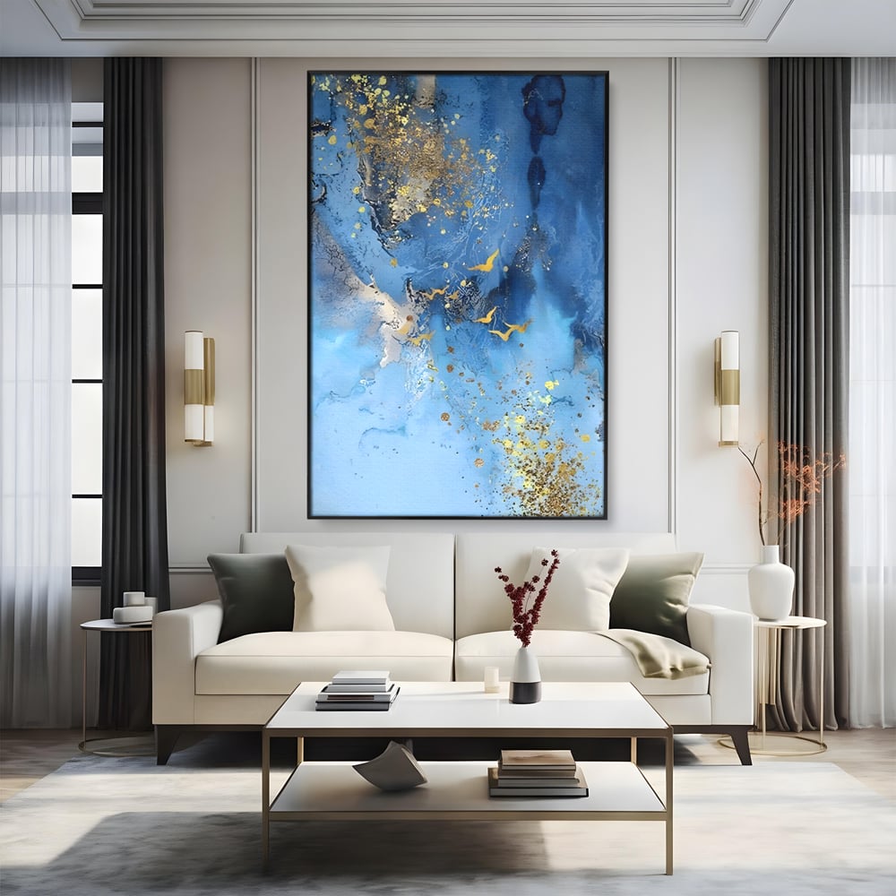 Tablou canvas cu tablou abstract cu pasari aurii, in rama de aluminiu negru, pe perete intr-un living